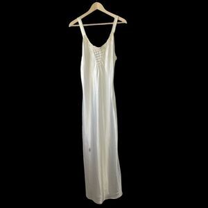 Val Mode Vintage Ivory Beaded Neckline‎ Chemise